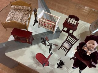 Cama miniatura casa de muñecas y muñecas por separ