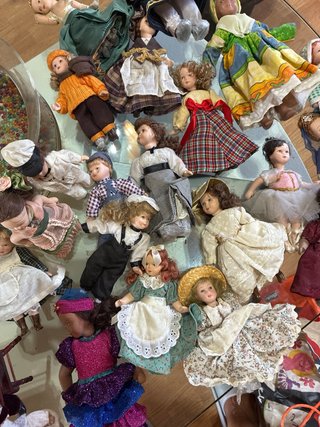 Cama miniatura casa de muñecas y muñecas por separ
