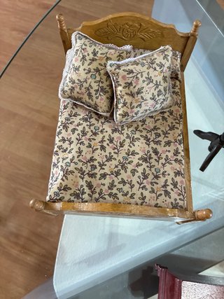 Cama miniatura casa de muñecas y muñecas por separ
