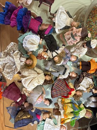 Cama miniatura casa de muñecas y muñecas por separ