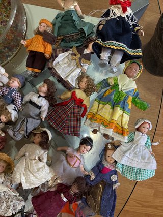 Cama miniatura casa de muñecas y muñecas por separ