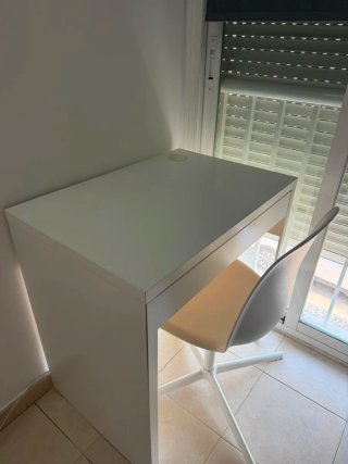 Escritorio blanco con cajón
