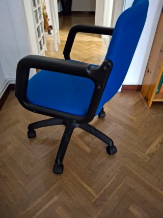 Silla de oficina regulable con posabrazos
