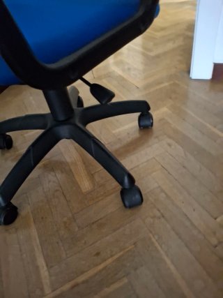 Silla de oficina regulable con posabrazos