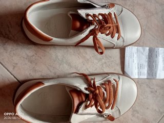 Zapatos blancos y naranjas con cremallera