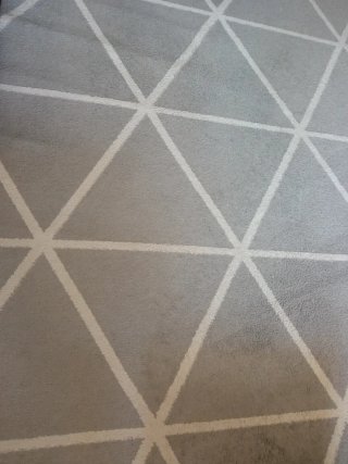 Alfombra geométrica gris y blanca