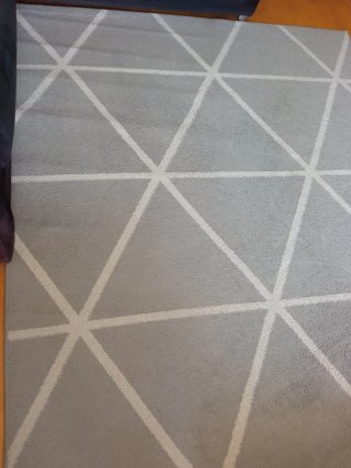Alfombra geométrica gris y blanca