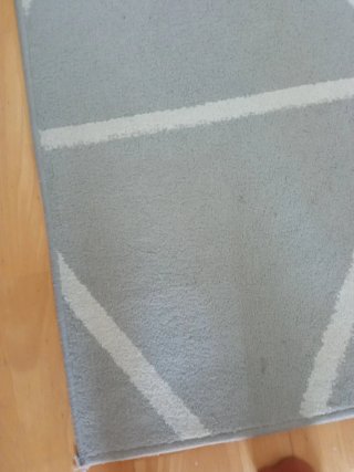 Alfombra geométrica gris y blanca