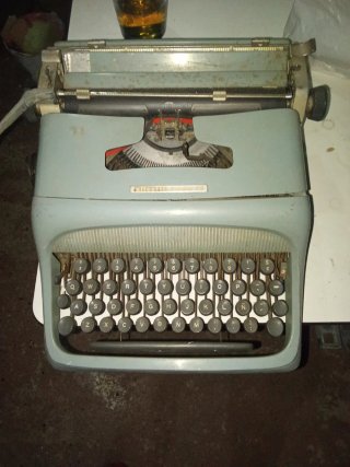 Máquina de escribir Olivetti Studio 44