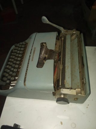 Máquina de escribir Olivetti Studio 44