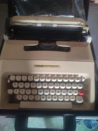 Máquina de escribir Olivetti Lettera 35 y maletin