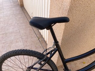 Bicicleta de montaña negra con marchas
