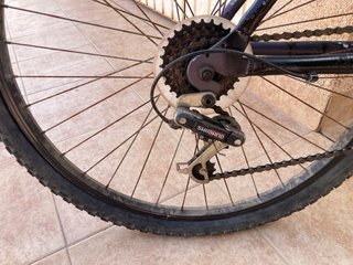 Bicicleta de montaña negra con marchas