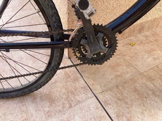 Bicicleta de montaña negra con marchas