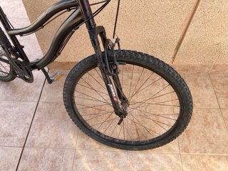 Bicicleta de montaña negra con marchas