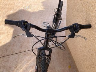 Bicicleta de montaña negra con marchas