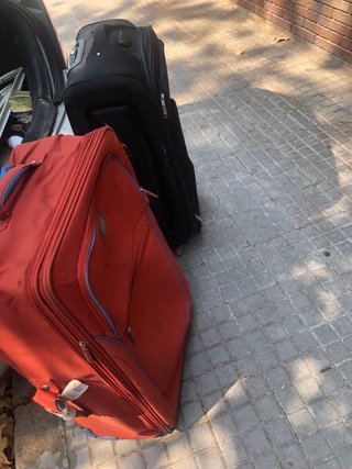 Maleta de viaje roja y negra
