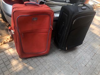 Maleta de viaje roja y negra