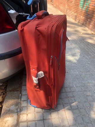 Maleta de viaje roja y negra