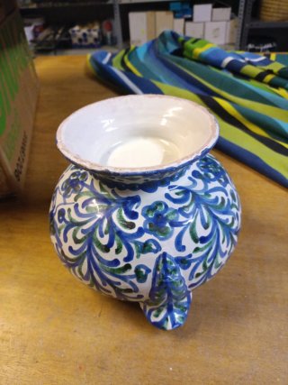 Sopera-olla  de  cerámica pintada a mano azul