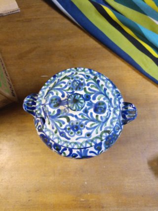 Sopera-olla  de  cerámica pintada a mano azul