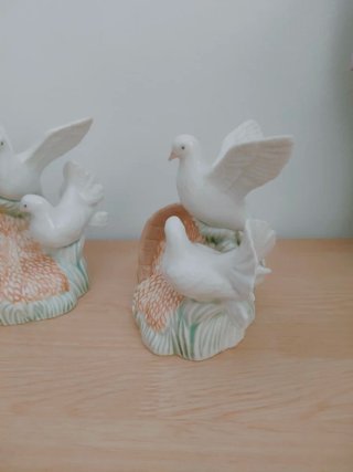 Adorno de cerámica con palomas