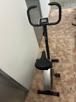 Bicicleta Estática Negra y Blanca