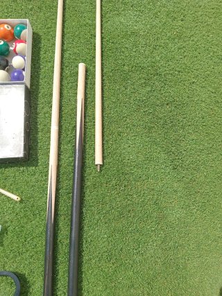 Bolas de billar, palos, triángulo y tizas