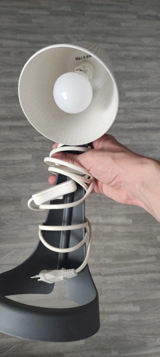 Lámpara de escritorio Ikea gris y blanca