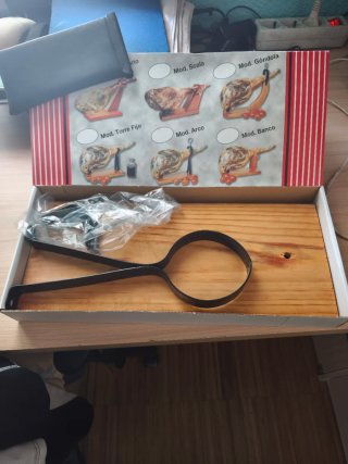 Jamonero de madera y metal