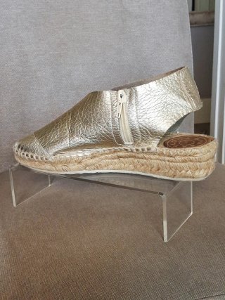 Sandalias Bimba y Lola Piel en color dorado claro.