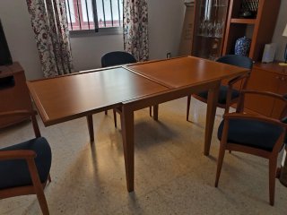 Mesa de comedor extensible de madera color cerezo