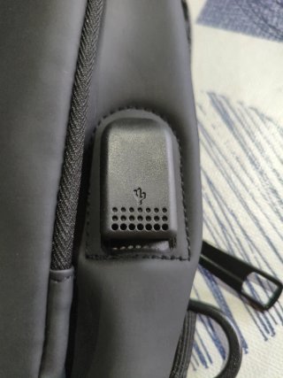 Bolso de mano negro con candado