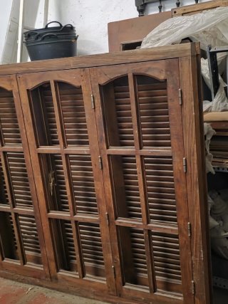 Ventana madera maciza tropical