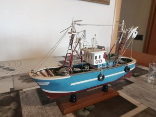 Barco de colección azul y rojo