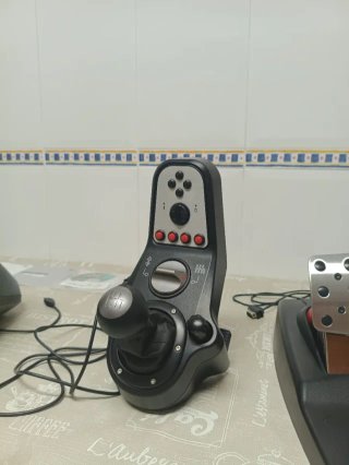 Volante Logitech G25 con Pedales y Palanca