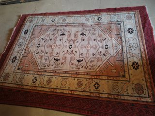 Alfombra beige y roja