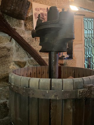 Prensa de Vino Antigua Manual Madera y Hierro