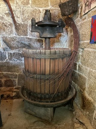 Prensa de Vino Antigua Manual Madera y Hierro