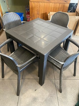 Sillas de terraza de bar grises de plastico