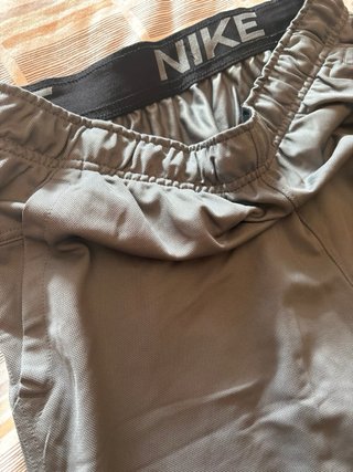 Pantalón deportivo Nike gris talla S