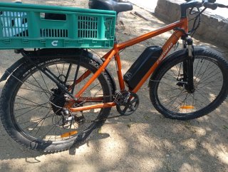 Bicicleta eléctrica naranja.E MOTORAD.