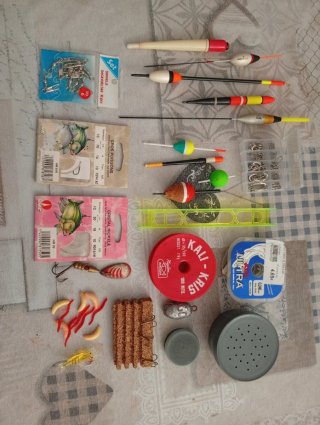 Accesorios de pesca: flotadores, anzuelos, sedal