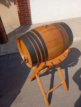 Barril de vino de madera con soporte