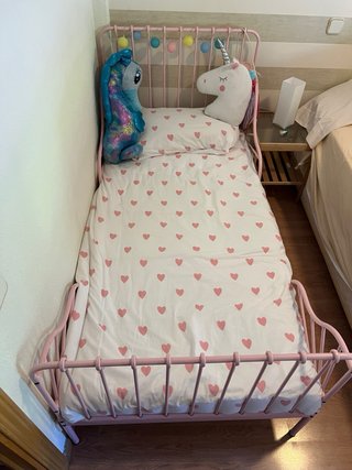 Cama infantil rosa con somier y colchón