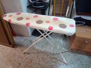 Tabla de planchar con funda de puntos