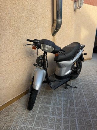 Moto Scooter Plata y Negra