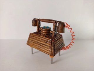 Teléfono antiguo en miniatura artesanal