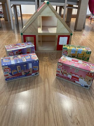 Casa de muñecas de madera con accesorios