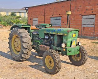Tractor John Deere 1520 con equipo motor nuevo.